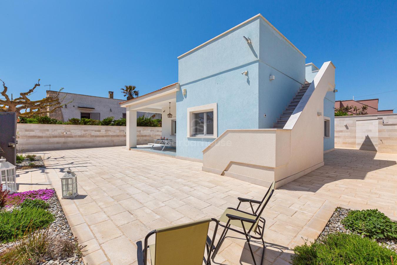 Villa Metta exterieur – blauwe gevel en tuin